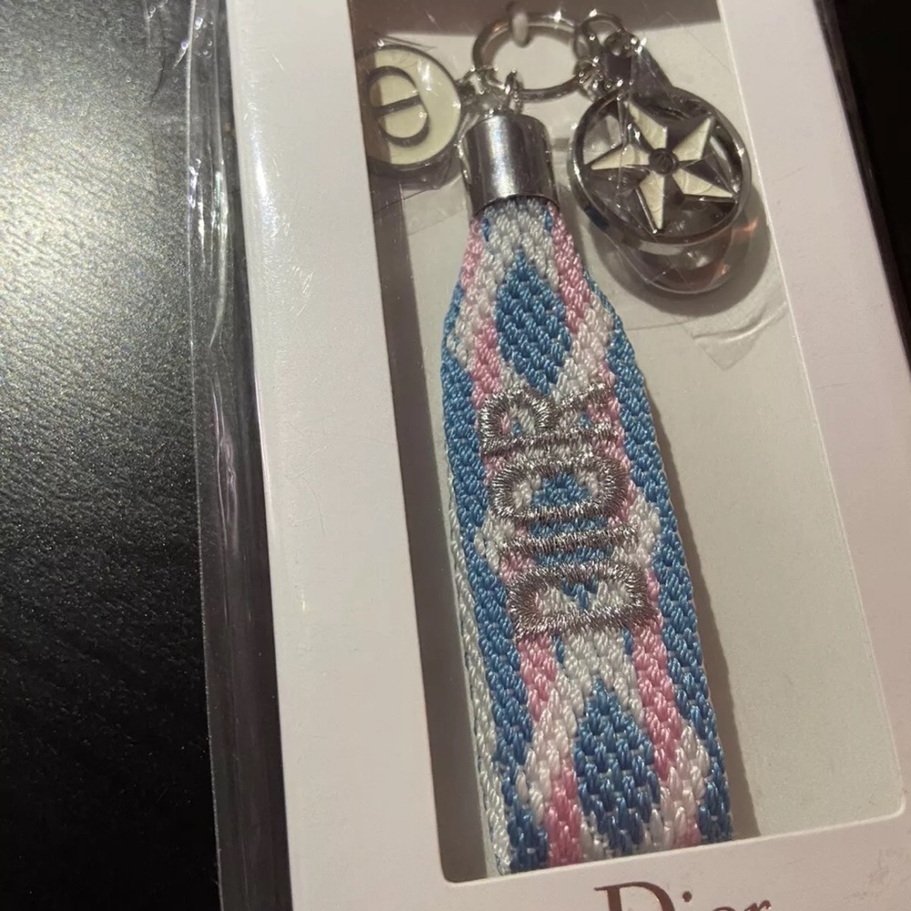 - 💙Dior VIP Keychain Novelty NEW IN BOX💙 - Picture 4 of 4